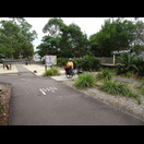 Beginn des Fernleigh Track an der ehemaligen Bahnstation in Belmont